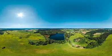 Jezioro Głębokie na letniej panoramie