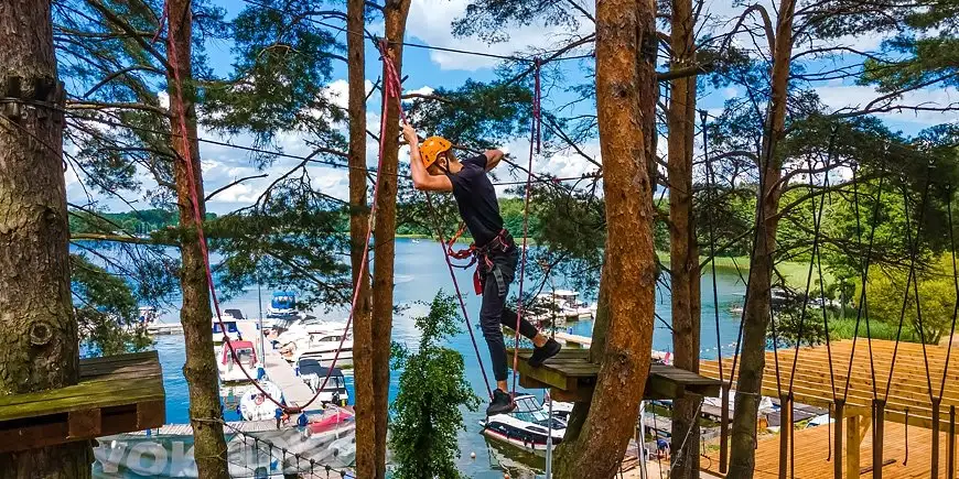 W którym porcie można pobujać się pomiędzy drzewami w parku linowym?
