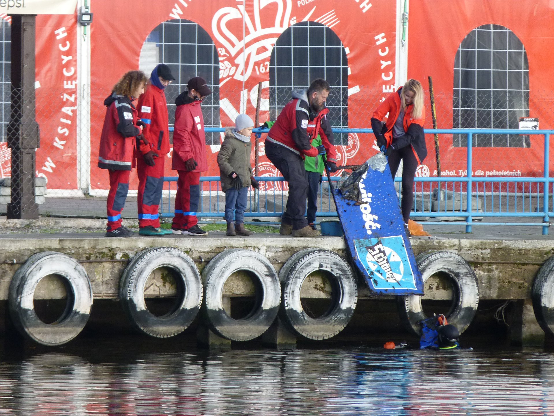 Butelki, puszki, stare śmietniki. To najczęściej zalega na dnie mazurskich jezior