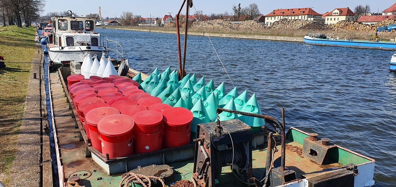 Trwa oznakowywanie dróg wodnych Wielkich Jezior Mazurskich